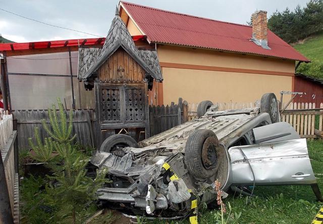 Autoturismul s-a răsturnat în curtea unei case din Ciocăneşti. Foto: Vasile Ciocan