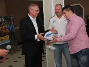 Rugbiştii humoreni i-au făcut cadou o minge cu semnăturile lor fostului preşedinte al FRR George Straton