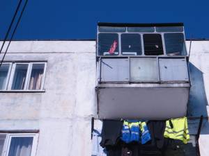 Tânărul a căzut din balconul de la ultimul etaj al blocului