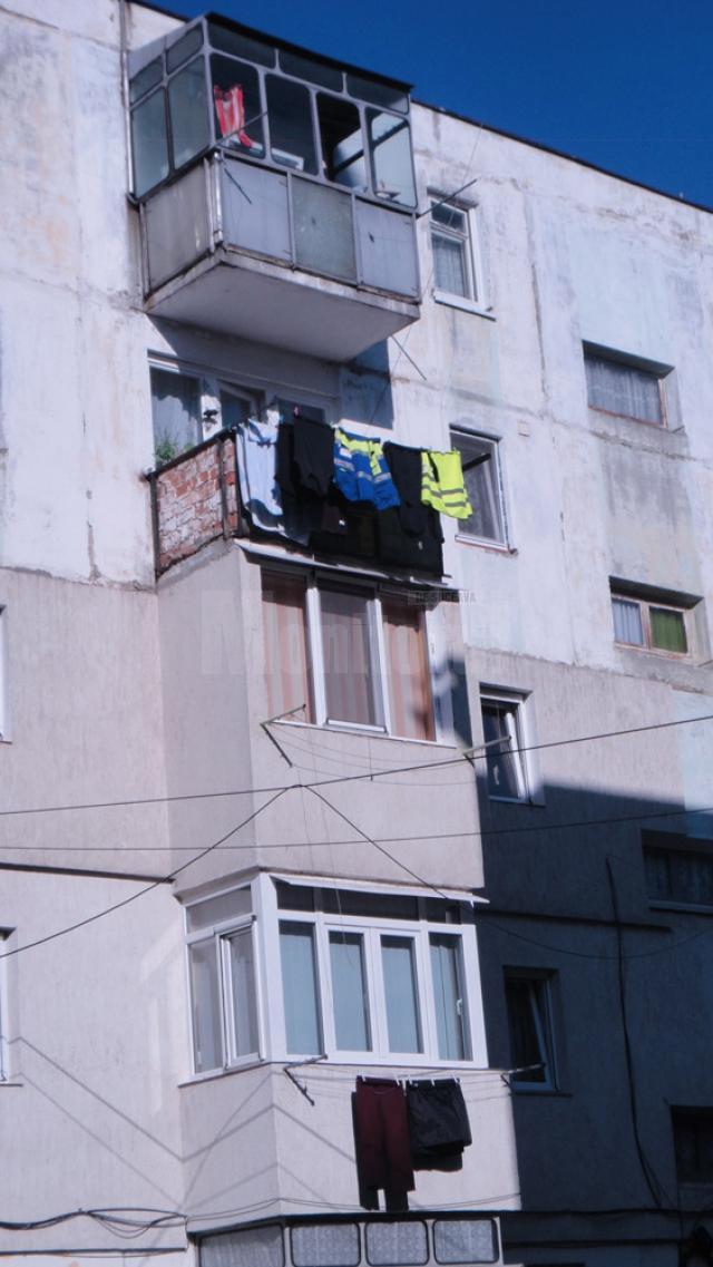 Tânărul a căzut din balconul de la ultimul etaj al blocului