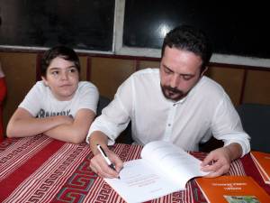 Daniel Şandru dă autografe la lansarea de la Rădăşeni