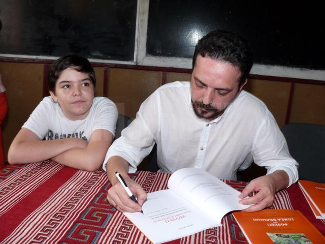 Daniel Şandru dă autografe la lansarea de la Rădăşeni