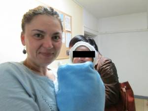 Luminiţa Axinte, managerul de caz din cadrul Serviciului de Asistenţă Maternală, cu bebeluşul ajuns în grija statului