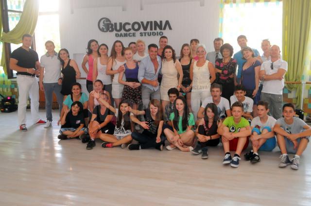 Participanţii la deschiderea oficială a sălii de dans Bucovina Dance Studio