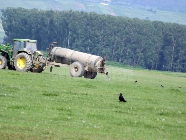 Reporterii Monitorul de Suceava au fotografiat şi înregistrat video un tractor în timp ce descărca deşeurile