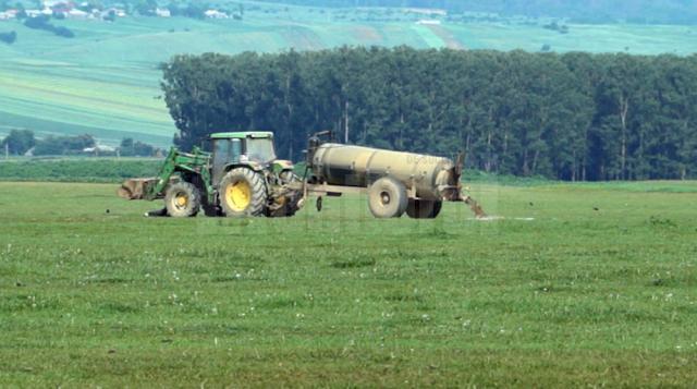 Reporterii Monitorul de Suceava au fotografiat şi înregistrat video un tractor în timp ce descărca deşeurile