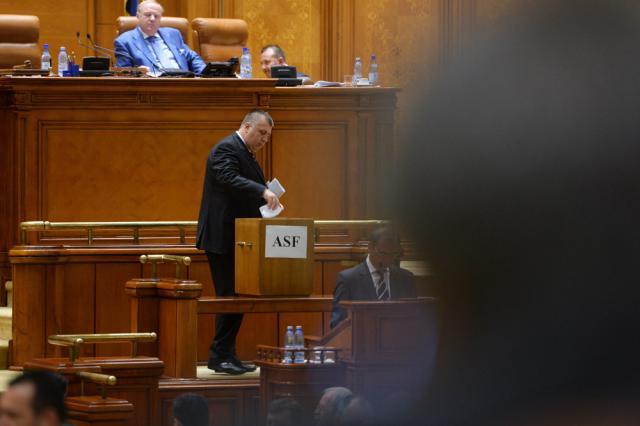 Senatul şi Camera Deputaţilor au respins, ieri, cu 191 voturi "pentru", 123 de voturi "împotrivă" şi 69 de abţineri. Foto: MediaFax
