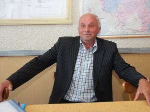 Coordonatorul şcolii din Valea Glodului: Învăţătorul a aruncat cu pietre, a ameninţat şi l-a alergat în curtea şcolii pe diriginte