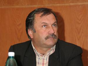 Primarul în funcţie, Gheorghe Schipor, nu a acceptat majoritatea constituită şi nu a dorit să colaboreze cu viceprimarul din partea PNL