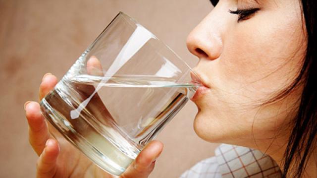 Specialiştii în sănătate publică recomandă să bea zilnic între 1,5 şi 2 litri de lichide, fără a aştepta să apară senzaţia de sete
