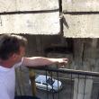 Marius Mariţan arătând spre zonele afectate ale pasarelei CFR