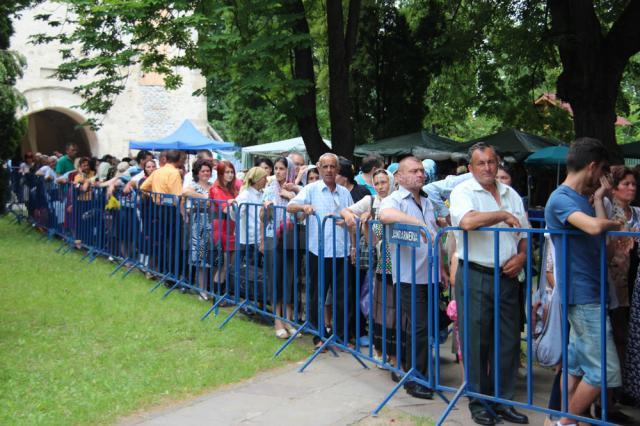 La orele amiezii deja se formase o coadă de câţiva zeci de credincioşi ce doreau să atingă racla cu moaştele Sfântului