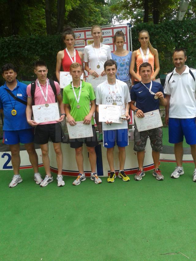 Atleții de la CSM Suceava, alături de antrenorii Radu Mihalescu(stânga) și Silviu Casandra(dreapta)