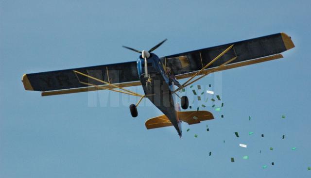35.000 de fluturaşi au fost distribuiţi din avion pe raza municipiului Suceava
