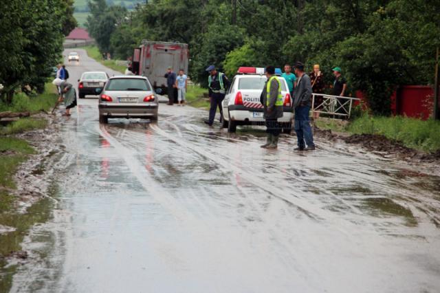 Accidentul s-a produs pe o porţiune de drum care, în timpul unei ploi torenţiale, a fost inundată de aluviuni