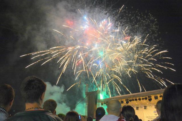 Focurile de artificii au luminat cerul Sucevei duminică seara, la finele concertelor de la Mall. Foto: Artistul