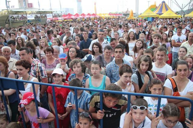 Zeci de mii de suceveni s-au distrat de minune la spectacolul de duminica, la Zilele Sucevei 2013