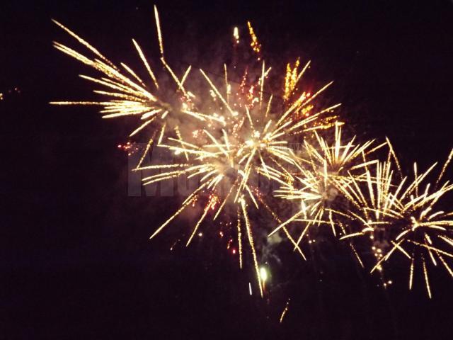 Focurile de artificii au luminat cerul Sucevei duminică seara, la finele concertelor de la Mall