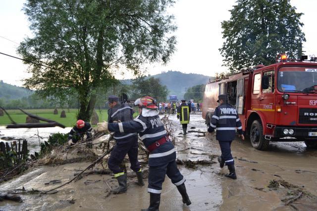 Trafic rutier şi feroviar blocat şi gospodării inundate, după o nouă furtună, ieri după-amiază