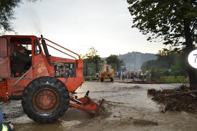 Trafic rutier şi feroviar blocat şi gospodării inundate, după o nouă furtună, ieri după-amiază