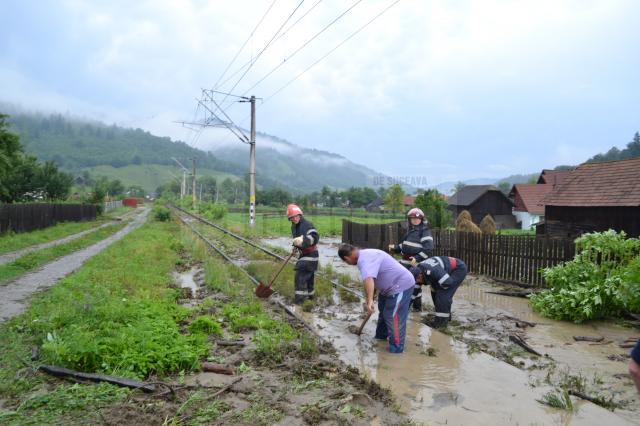 Trafic rutier şi feroviar blocat şi gospodării inundate, după o nouă furtună, ieri după-amiază