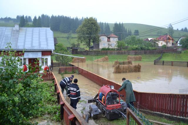 Trafic rutier şi feroviar blocat şi gospodării inundate, după o nouă furtună, ieri după-amiază