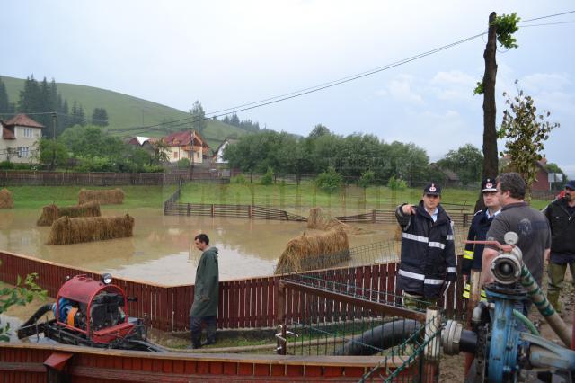 Trafic rutier şi feroviar blocat şi gospodării inundate, după o nouă furtună, ieri după-amiază