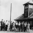 Primii angajaţi ai aeroportului din Salcea, în faţa aerogării din lemn. În mijlocul lor, cu şapcă albă, este primul comandant al aeroportului, Oliviu Bălan