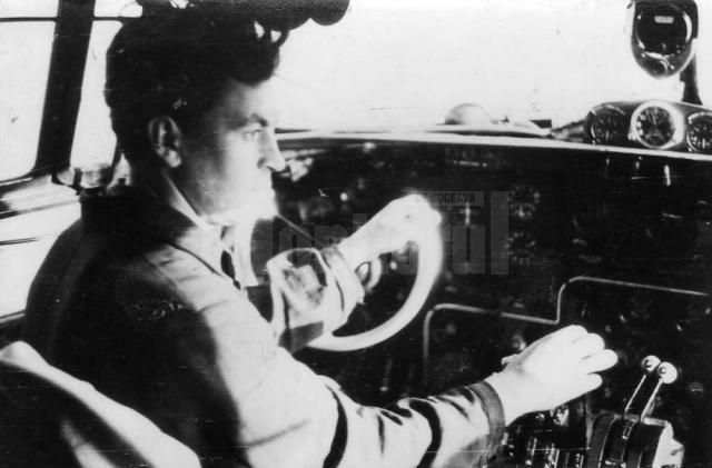 Petru Costeniuc, în tinereţe, în cabina unui avion Tarom