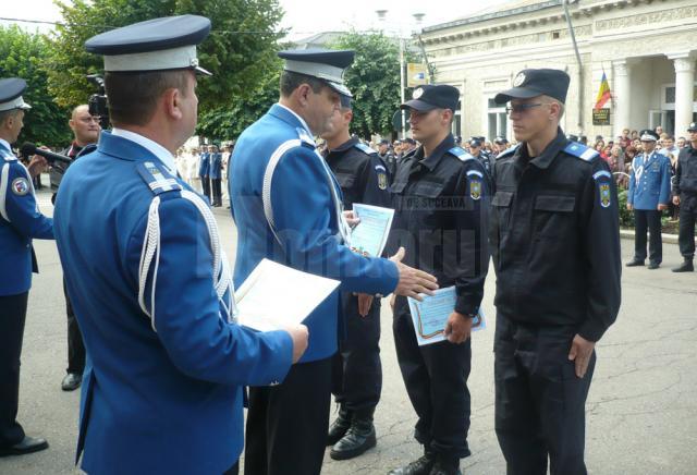 Ceremonia de absolvire a promoţiei 2013 de la Şcoala de Subofiţeri Jandarmi Fălticeni, premierea absolvenţilor cu rezultate bune