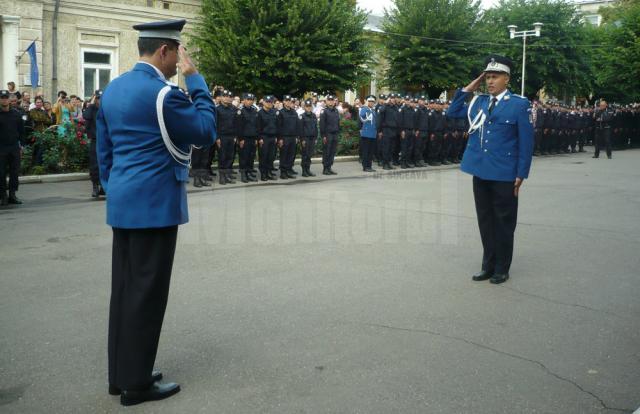 Ceremonia de absolvire a promoţiei 2013 de la Şcoala de Subofiţeri Jandarmi Fălticeni, prezentarea onorului