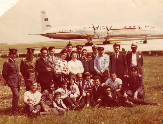 Angajaţii aeroportului s-au fotografiat cu avionul cu care a aterizat Nicolae Ceauşescu