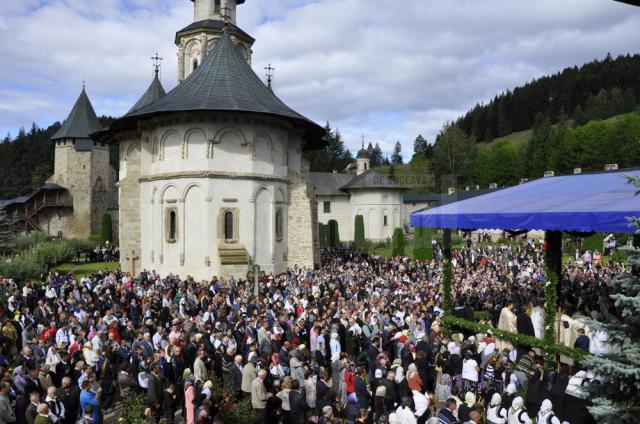 Mii de credincioşi sunt aşteptaţi astăzi la Mănăstirea Putna