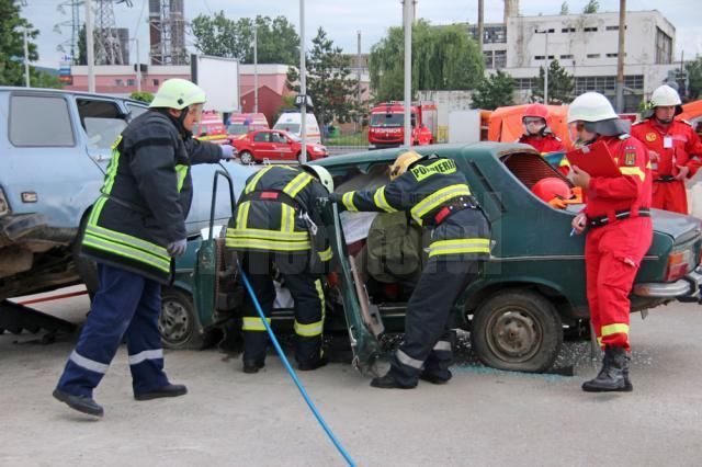 Imagini din timpul intervenţiei de acordare a primului ajutor calificat; Echipaj ISU Suceava