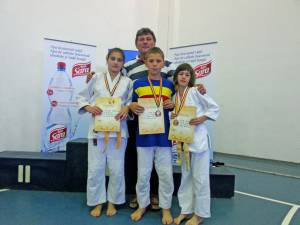 rofesorul Mihai Pascal, alături de cei trei sportivi humoreni, medaliați la naționalele sub 13 ani