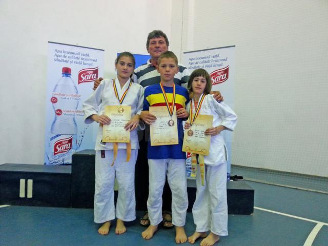 rofesorul Mihai Pascal, alături de cei trei sportivi humoreni, medaliați la naționalele sub 13 ani