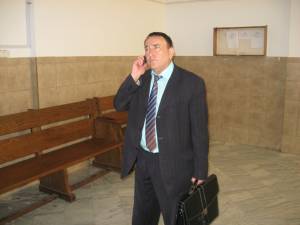 Pompiliu Bota, în aşteptarea verdictului, pe holurile Tribunalului Suceava