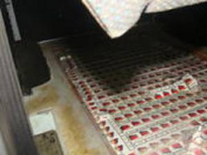 ţigări găsite în podeaua unui microbuz