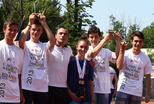 Componenții ștafetei campioane de la CSȘ Rădăuți, alături de antrenorul Bogdan Roșcăneanu