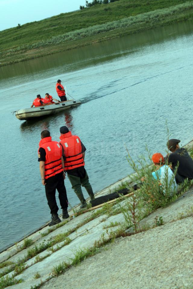 Pompierii de la Detaşamentul Suceava nu au reuşit până aseară să găsească trupul tânărului înecat