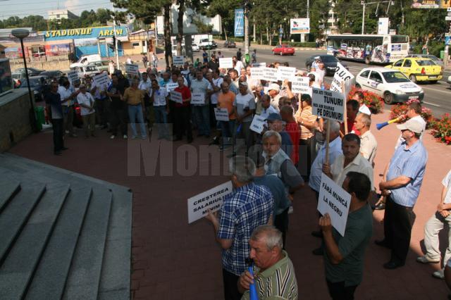 Protest zgomotos în faţa Primăriei Suceava