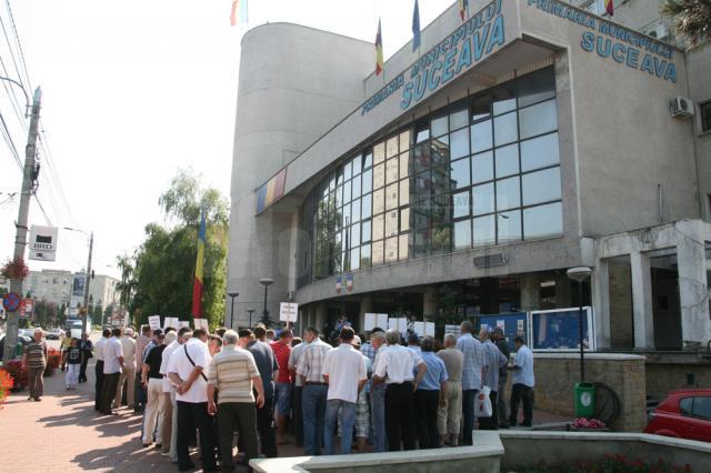 Protest al salariaţilor de la Termica în faţa Primăriei Suceava