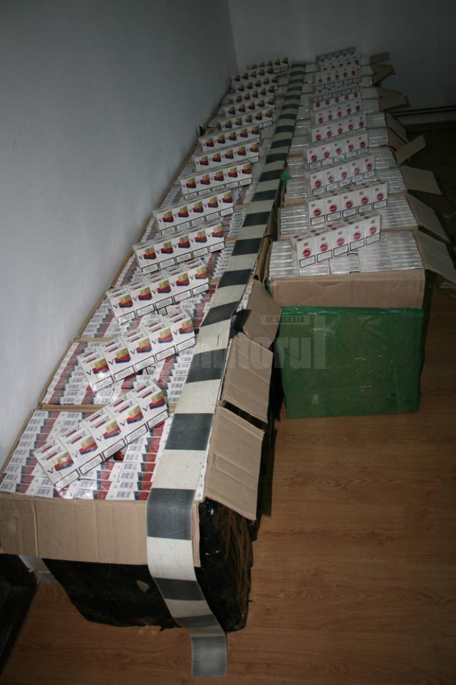 În coletele abandonate, poliţiştii au găsit 12.499 de pachete de ţigări, în valoare de 119.400 de lei