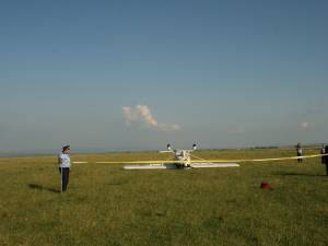 Un avion particular s-a răsturnat după o aterizare forţată lângă Aeroportul Suceava