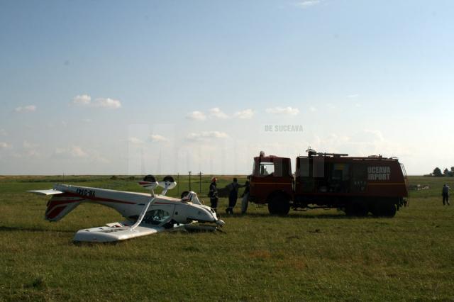 Pilotul a reuşit să aducă avionul pe sol, însă din cauza vitezei prea mari roata din faţă s-a rupt, moment în care aparatul ultrauşor s-a dat peste cap