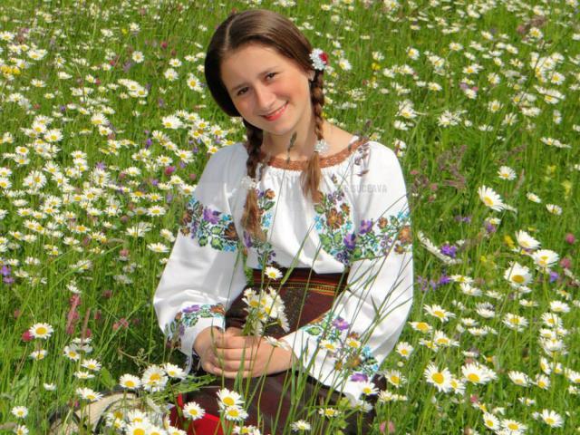 Denisa Apetrei, o zână a cântecului popular din Ţara de Sus