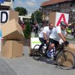 Zidul simbolic din cuburi de carton pe care scria „Dizabilitate” a fost dărâmat de cei doi biciclişti