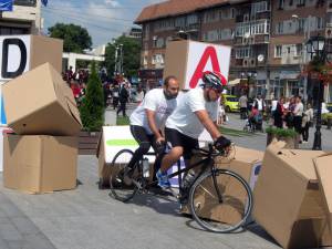 Zidul simbolic din cuburi de carton pe care scria „Dizabilitate” a fost dărâmat de cei doi biciclişti