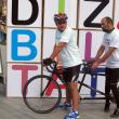 „Zidul dizabilității”, dărâmat în mod simbolic de doi biciclişti