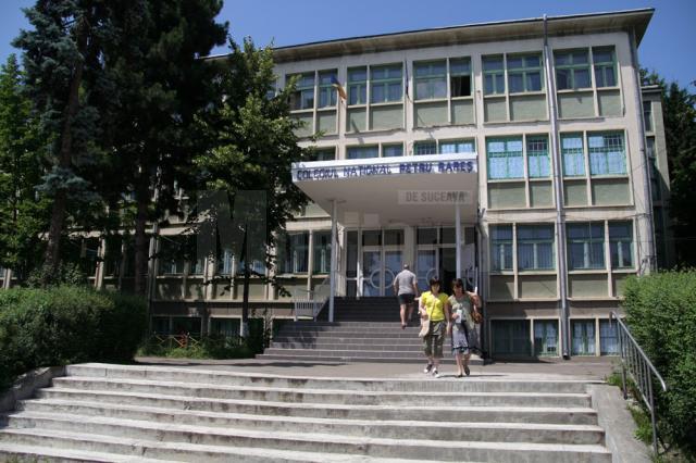 În mod paradoxal, în fruntea clasamentului se află un liceu, respectiv Colegiul Naţional “Petru Rareş” Suceava